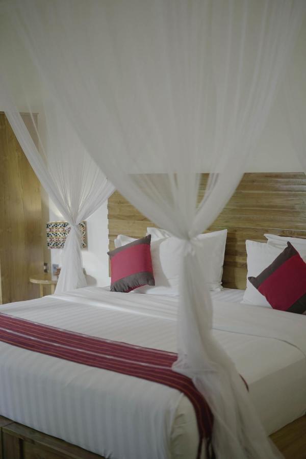 Puri Sari Beach Hotel Лабуан-Бахо Экстерьер фото